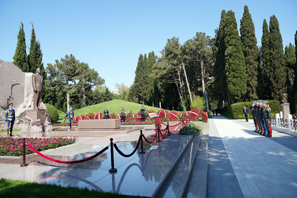 Müdafiə Nazirliyinin rəhbər heyəti Ümummilli Lider Heydər Əliyevin məzarını ziyarət edib<font color=red> - FOTOLAR</font>