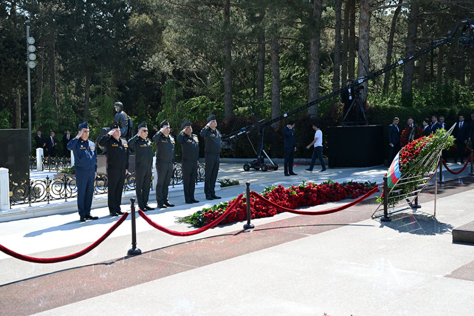 Müdafiə Nazirliyinin rəhbər heyəti Ümummilli Lider Heydər Əliyevin məzarını ziyarət edib<font color=red> - FOTOLAR</font>