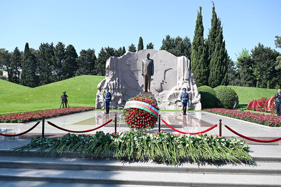 Müdafiə Nazirliyinin rəhbər heyəti Ümummilli Lider Heydər Əliyevin məzarını ziyarət edib<font color=red> - FOTOLAR</font>