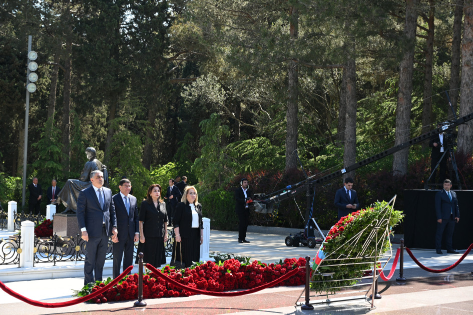 Dövlət və hökumət rəsmiləri Fəxri xiyabanda Ulu Öndərin xatirəsini anıblar<font color=red> - FOTOLAR</font>