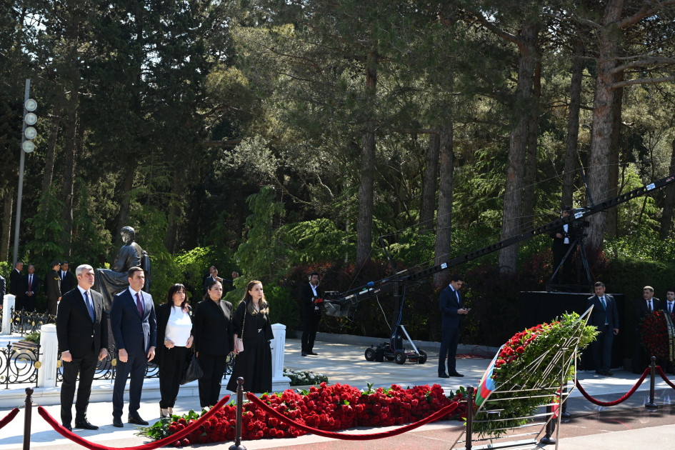 Dövlət və hökumət rəsmiləri Fəxri xiyabanda Ulu Öndərin xatirəsini anıblar<font color=red> - FOTOLAR</font>