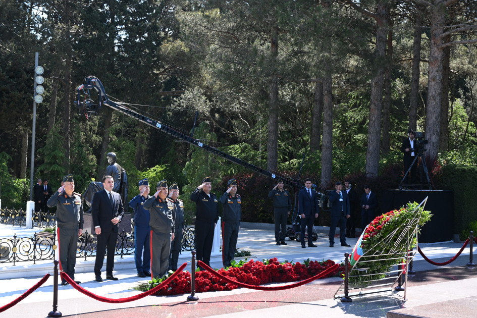 Dövlət və hökumət rəsmiləri Fəxri xiyabanda Ulu Öndərin xatirəsini anıblar<font color=red> - FOTOLAR</font>