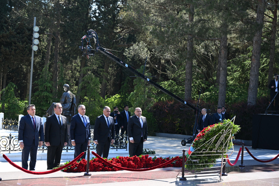 Dövlət və hökumət rəsmiləri Fəxri xiyabanda Ulu Öndərin xatirəsini anıblar<font color=red> - FOTOLAR</font>