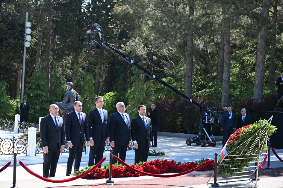 Dövlət və hökumət rəsmiləri Fəxri xiyabanda Ulu Öndərin xatirəsini anıblar<font color=red> - FOTOLAR</font>