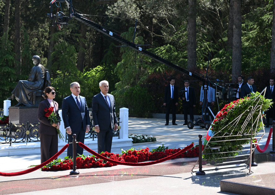 Dövlət və hökumət rəsmiləri Fəxri xiyabanda Ulu Öndərin xatirəsini anıblar<font color=red> - FOTOLAR</font>