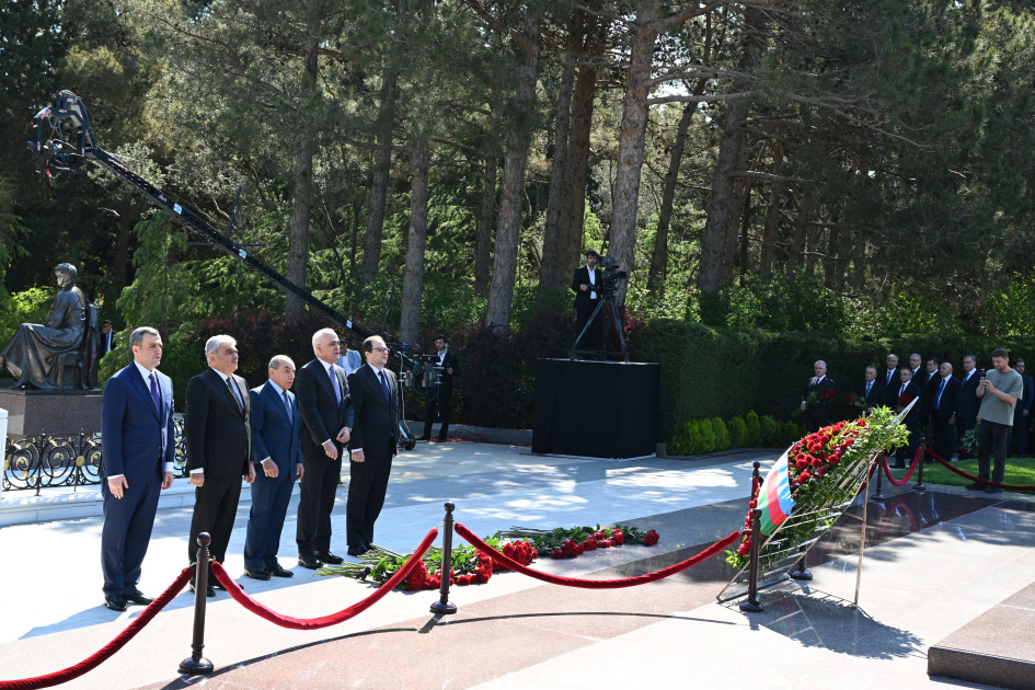 Dövlət və hökumət rəsmiləri Fəxri xiyabanda Ulu Öndərin xatirəsini anıblar<font color=red> - FOTOLAR</font>