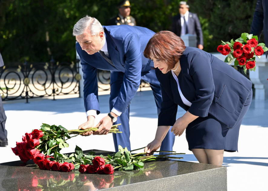 Dövlət və hökumət rəsmiləri Fəxri xiyabanda Ulu Öndərin xatirəsini anıblar<font color=red> - FOTOLAR</font>