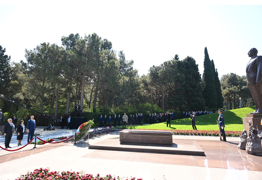Dövlət və hökumət rəsmiləri Fəxri xiyabanda Ulu Öndərin xatirəsini anıblar<font color=red> - FOTOLAR</font>