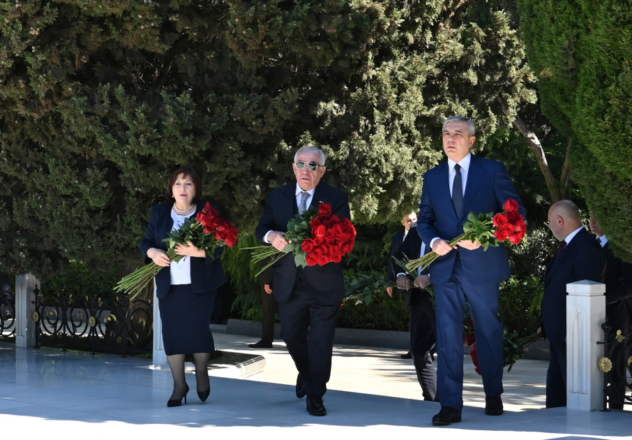 Dövlət və hökumət rəsmiləri Fəxri xiyabanda Ulu Öndərin xatirəsini anıblar<font color=red> - FOTOLAR</font>