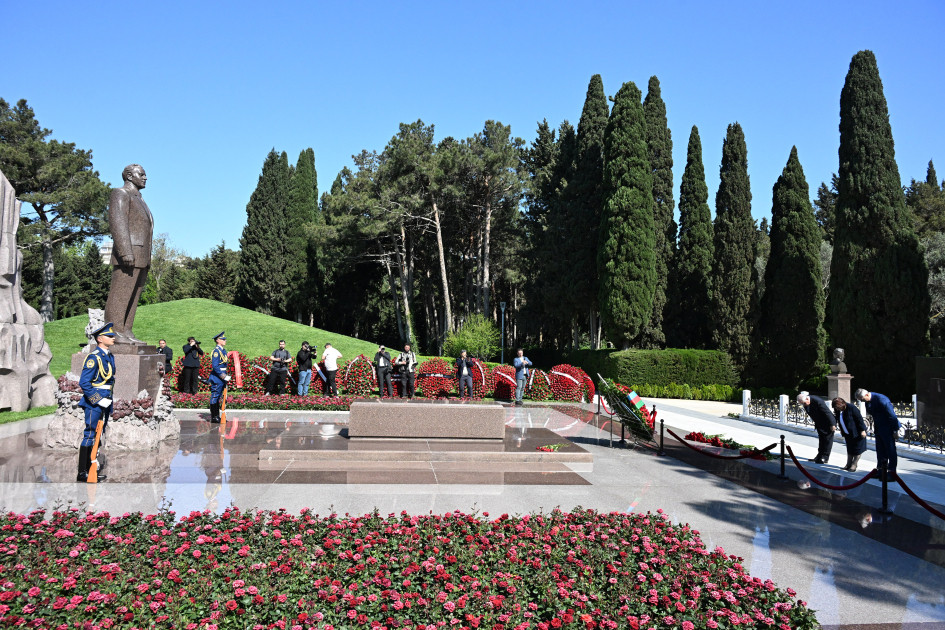 Dövlət və hökumət rəsmiləri Fəxri xiyabanda Ulu Öndərin xatirəsini anıblar<font color=red> - FOTOLAR</font>