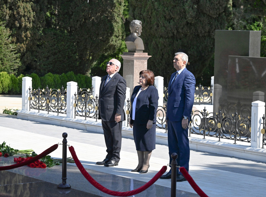 Dövlət və hökumət rəsmiləri Fəxri xiyabanda Ulu Öndərin xatirəsini anıblar<font color=red> - FOTOLAR</font>