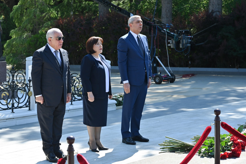 Dövlət və hökumət rəsmiləri Fəxri xiyabanda Ulu Öndərin xatirəsini anıblar<font color=red> - FOTOLAR</font>