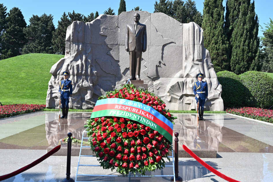 Dövlət və hökumət rəsmiləri Fəxri xiyabanda Ulu Öndərin xatirəsini anıblar<font color=red> - FOTOLAR</font>