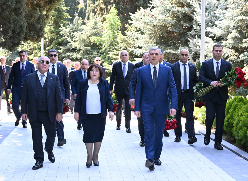 Dövlət və hökumət rəsmiləri Fəxri xiyabanda Ulu Öndərin xatirəsini anıblar<font color=red> - FOTOLAR</font>