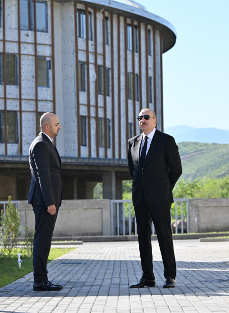 Prezident İlham Əliyev Zəngilan şəhərində inşa olunmuş ilk yaşayış kompleksinin açılışında iştirak edib<font color=red> - FOTOLAR</font>