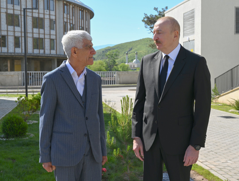 Prezident İlham Əliyev Zəngilan şəhərindəki ilk yaşayış kompleksinə köçən ailələrlə görüşüb <font color=red> - FOTOLAR</font>