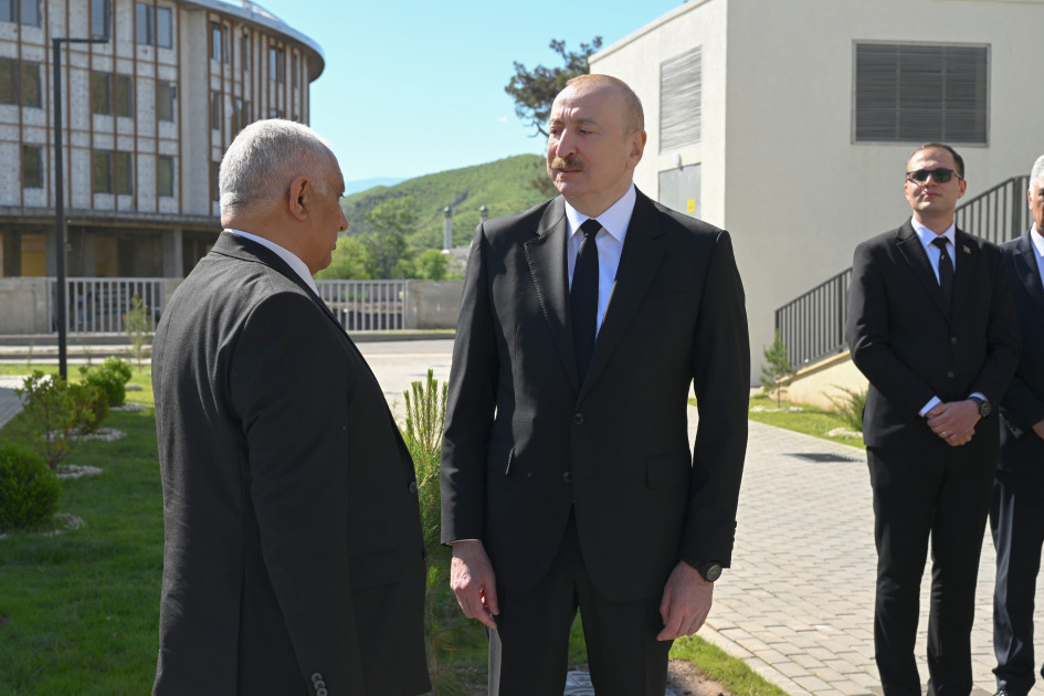 Prezident İlham Əliyev Zəngilan şəhərindəki ilk yaşayış kompleksinə köçən ailələrlə görüşüb <font color=red> - FOTOLAR</font>