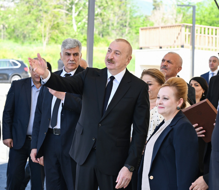 Prezident İlham Əliyev Zəngilan şəhərindəki ilk yaşayış kompleksinə köçən ailələrlə görüşüb <font color=red> - FOTOLAR</font>