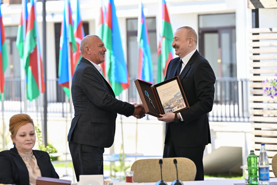 Prezident İlham Əliyev Zəngilan şəhərindəki ilk yaşayış kompleksinə köçən ailələrlə görüşüb <font color=red> - FOTOLAR</font>