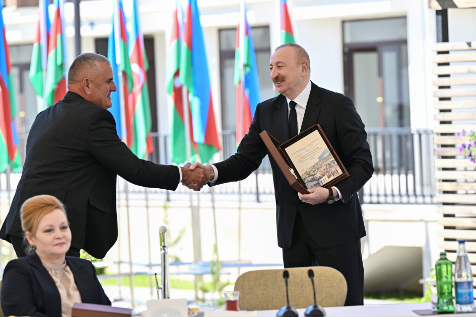 Prezident İlham Əliyev Zəngilan şəhərindəki ilk yaşayış kompleksinə köçən ailələrlə görüşüb <font color=red> - FOTOLAR</font>