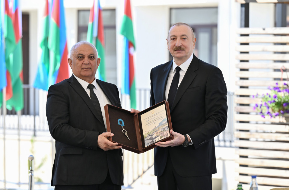Prezident İlham Əliyev Zəngilan şəhərindəki ilk yaşayış kompleksinə köçən ailələrlə görüşüb <font color=red> - FOTOLAR</font>