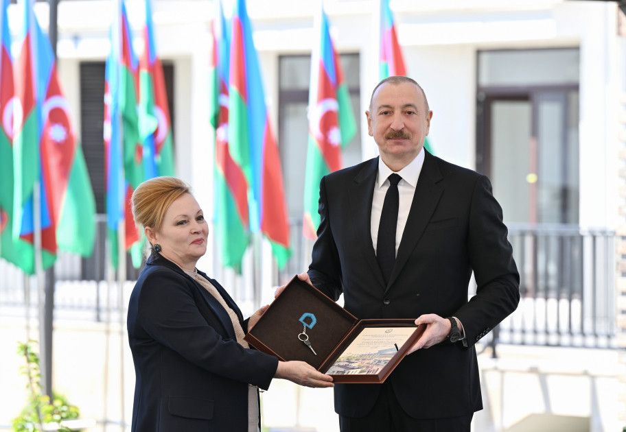 Prezident İlham Əliyev Zəngilan şəhərindəki ilk yaşayış kompleksinə köçən ailələrlə görüşüb <font color=red> - FOTOLAR</font>