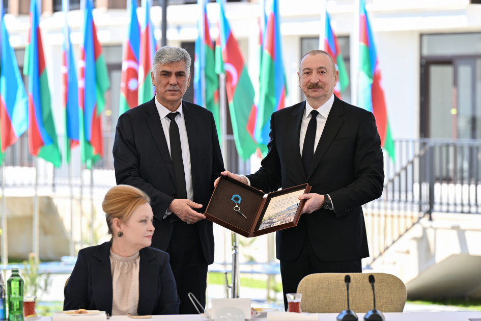 Prezident İlham Əliyev Zəngilan şəhərindəki ilk yaşayış kompleksinə köçən ailələrlə görüşüb <font color=red> - FOTOLAR</font>