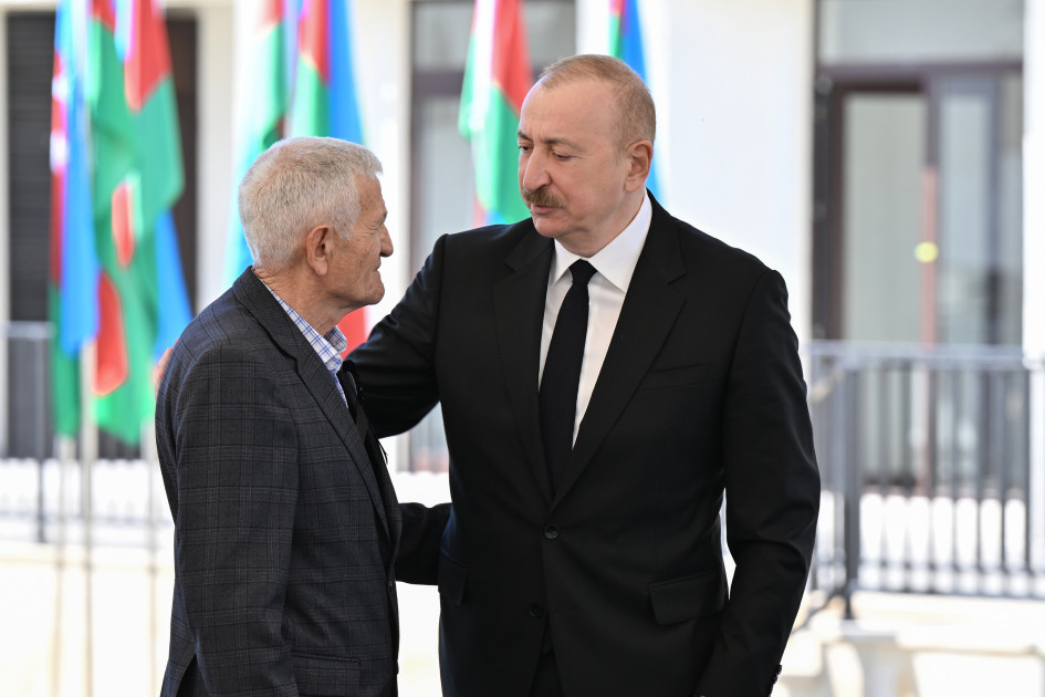 Prezident İlham Əliyev Zəngilan şəhərindəki ilk yaşayış kompleksinə köçən ailələrlə görüşüb <font color=red> - FOTOLAR</font>