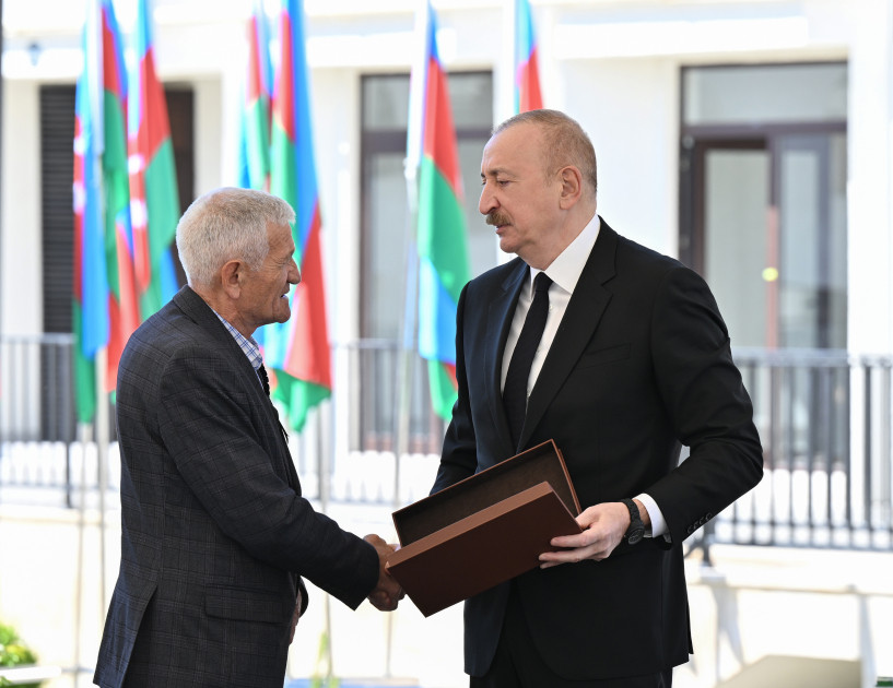 Prezident İlham Əliyev Zəngilan şəhərindəki ilk yaşayış kompleksinə köçən ailələrlə görüşüb <font color=red> - FOTOLAR</font>