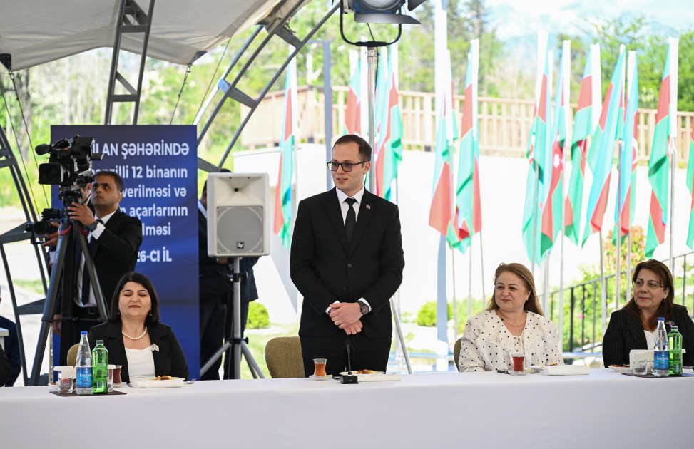 Prezident İlham Əliyev Zəngilan şəhərindəki ilk yaşayış kompleksinə köçən ailələrlə görüşüb <font color=red> - FOTOLAR</font>