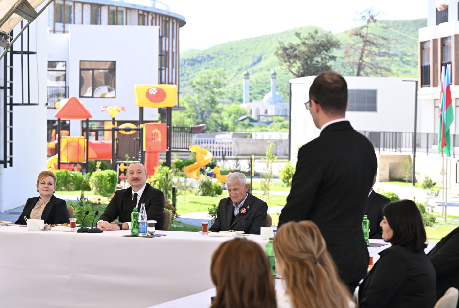 Prezident İlham Əliyev Zəngilan şəhərindəki ilk yaşayış kompleksinə köçən ailələrlə görüşüb <font color=red> - FOTOLAR</font>