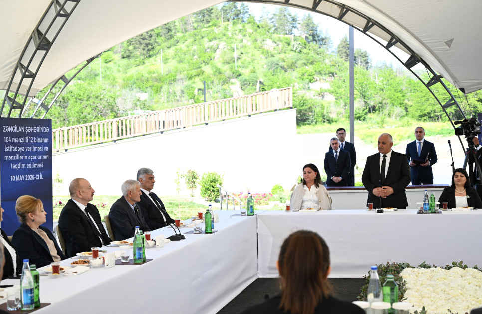 Prezident İlham Əliyev Zəngilan şəhərindəki ilk yaşayış kompleksinə köçən ailələrlə görüşüb <font color=red> - FOTOLAR</font>