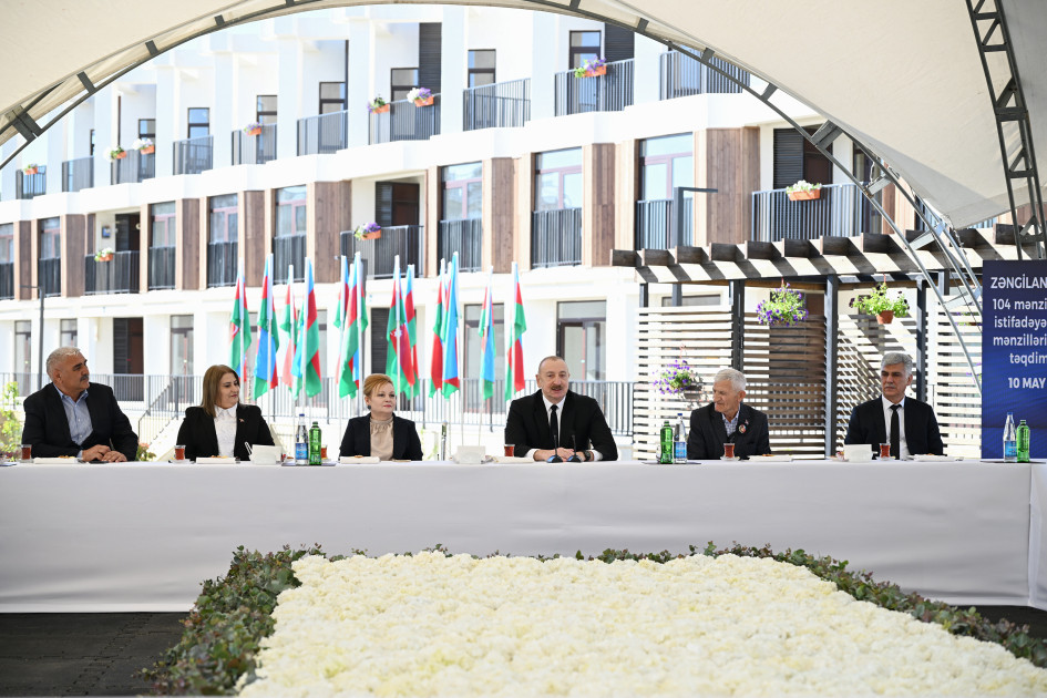 Prezident İlham Əliyev Zəngilan şəhərindəki ilk yaşayış kompleksinə köçən ailələrlə görüşüb <font color=red> - FOTOLAR</font>