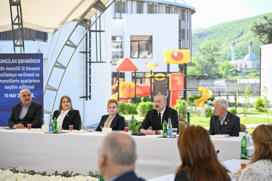 Prezident İlham Əliyev Zəngilan şəhərindəki ilk yaşayış kompleksinə köçən ailələrlə görüşüb <font color=red> - FOTOLAR</font>