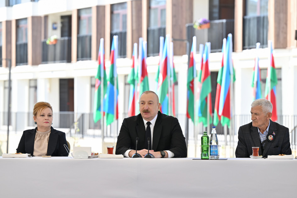 Prezident İlham Əliyev Zəngilan şəhərindəki ilk yaşayış kompleksinə köçən ailələrlə görüşüb <font color=red> - FOTOLAR</font>
