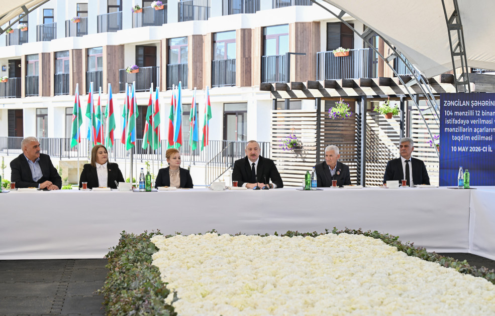 Prezident İlham Əliyev Zəngilan şəhərindəki ilk yaşayış kompleksinə köçən ailələrlə görüşüb <font color=red> - FOTOLAR</font>