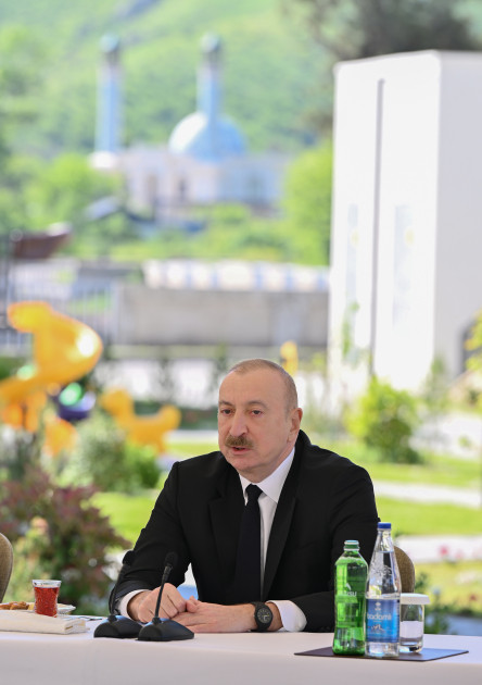 Prezident İlham Əliyev Zəngilan şəhərindəki ilk yaşayış kompleksinə köçən ailələrlə görüşüb <font color=red> - FOTOLAR</font>