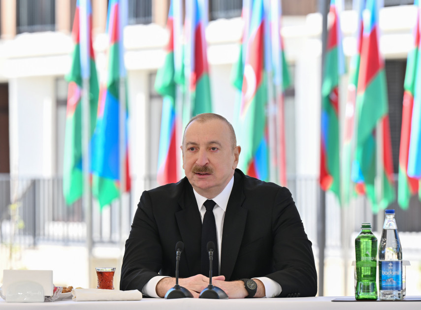 Prezident İlham Əliyev Zəngilan şəhərindəki ilk yaşayış kompleksinə köçən ailələrlə görüşüb <font color=red> - FOTOLAR</font>