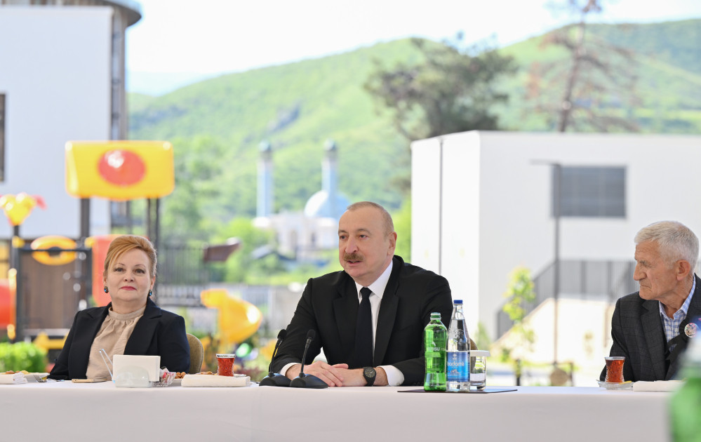 Prezident İlham Əliyev Zəngilan şəhərindəki ilk yaşayış kompleksinə köçən ailələrlə görüşüb <font color=red> - FOTOLAR</font>