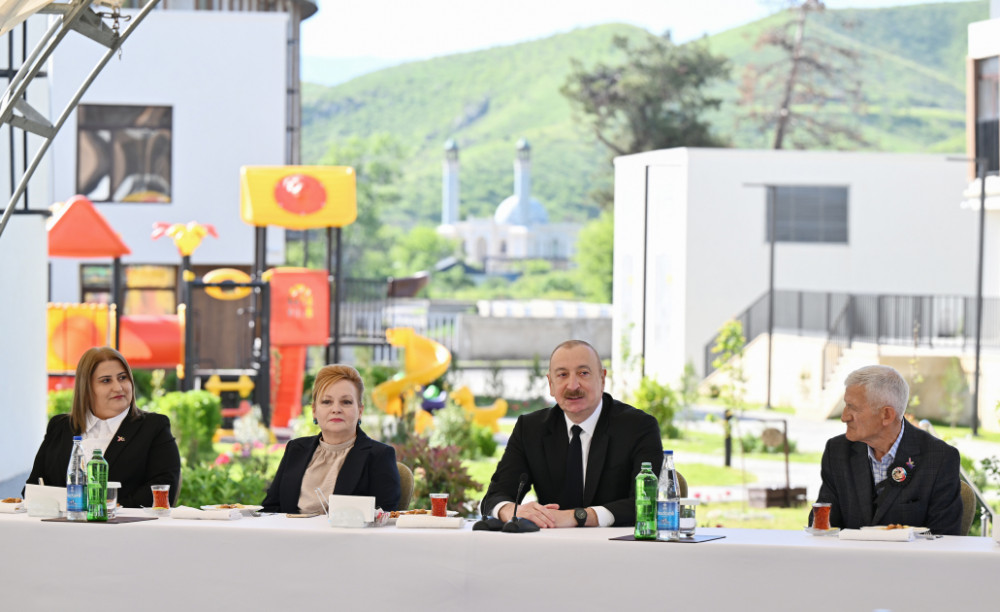 Prezident İlham Əliyev Zəngilan şəhərindəki ilk yaşayış kompleksinə köçən ailələrlə görüşüb <font color=red> - FOTOLAR</font>