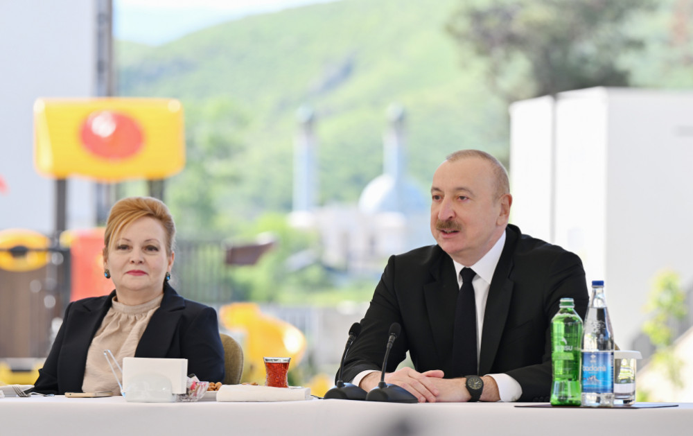 Prezident İlham Əliyev Zəngilan şəhərindəki ilk yaşayış kompleksinə köçən ailələrlə görüşüb <font color=red> - FOTOLAR</font>