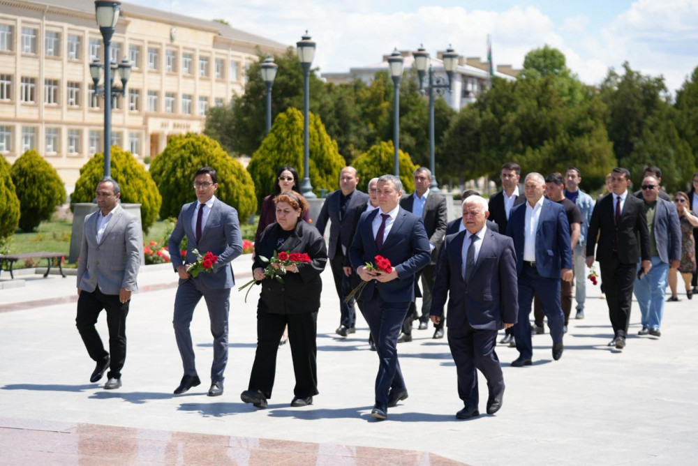 Naxçıvan televiziyasının  kollektivi  Ümummilli lider Heydər Əliyevin abidəsi önünə gül dəstələri düzüb, xatirəsini ehtiramla anıblar<font color=red> - FOTOLAR</font>