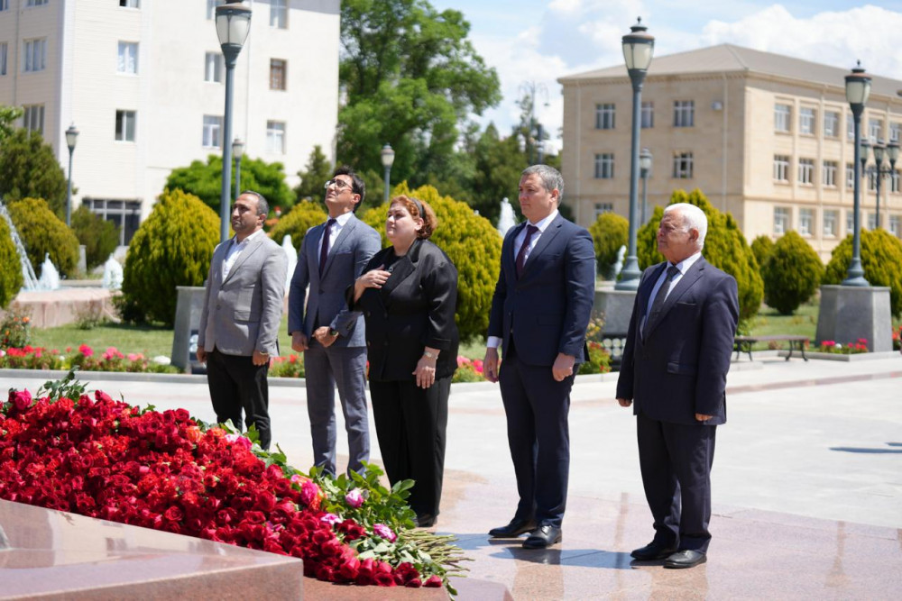 Naxçıvan televiziyasının  kollektivi  Ümummilli lider Heydər Əliyevin abidəsi önünə gül dəstələri düzüb, xatirəsini ehtiramla anıblar<font color=red> - FOTOLAR</font>