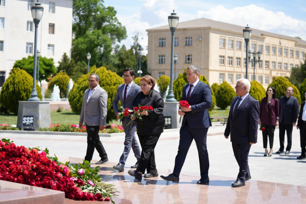 Naxçıvan televiziyasının  kollektivi  Ümummilli lider Heydər Əliyevin abidəsi önünə gül dəstələri düzüb, xatirəsini ehtiramla anıblar<font color=red> - FOTOLAR</font>