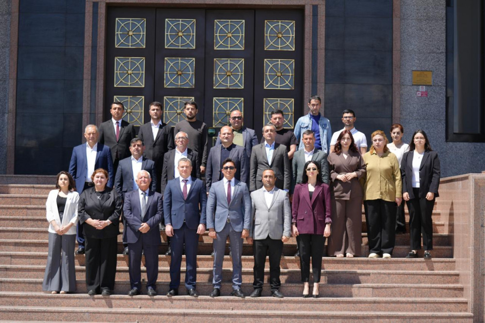 Naxçıvan televiziyasının  kollektivi  Ümummilli lider Heydər Əliyevin abidəsi önünə gül dəstələri düzüb, xatirəsini ehtiramla anıblar<font color=red> - FOTOLAR</font>