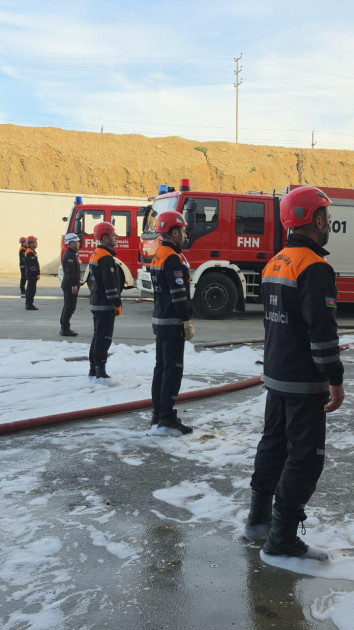Fövqəladə hallar naziri Lökbatanda yanğının baş verdiyi əraziyə gəlib<font color='red'> - YENİLƏNİB</font><font color=red> - FOTOLAR</font>