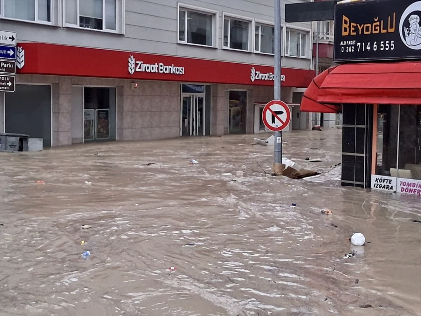 Türkiyənin Samsun vilayətində daşqınların nəticələri aradan qaldırılır<font color=red> - FOTOLAR</font>