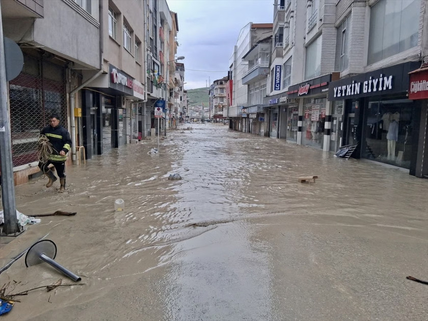 Türkiyənin Samsun vilayətində daşqınların nəticələri aradan qaldırılır<font color=red> - FOTOLAR</font>