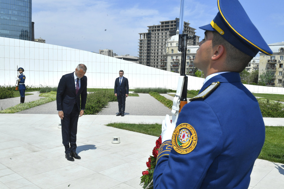 Slovakiya Milli Şurasının sədri Zəfər parkını ziyarət edib<font color=red> - FOTOLAR</font>