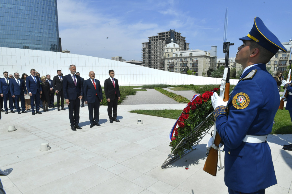 Slovakiya Milli Şurasının sədri Zəfər parkını ziyarət edib<font color=red> - FOTOLAR</font>